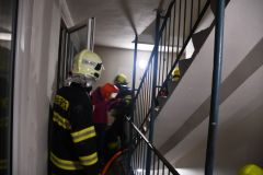 Hasiči o půlnoci na neděli a brzy ráno likvidovali požáry ve dvou domech v Polabinách. Lidé museli být evakuováni, došlo ke zranění jedné osoby