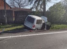 Srážka smetla motorku k zemi, osobní auto se zastavilo o strom. Jedna osoba utrpěla těžká zranění