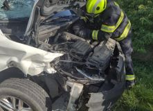 Srážka smetla motorku k zemi, osobní auto se zastavilo o strom. Jedna osoba utrpěla těžká zranění