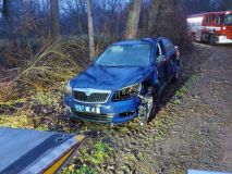 Po nehodě skončilo auto v řečišti Chrudimky