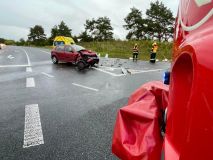 U Slatiňan se srazila dvě auta a třetí do nich vlétlo. Jedna osoba utrpěla zranění a přívěsný vozík byl zdemolován