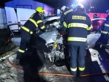 Obrazem: Dvě auta to do sebe napálila v Jablonném nad Orlicí. Jedno z nich bylo téměř k nepoznání, pro řidiče letěl vrtulník