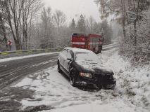 Obrazem: Na silnicích je to opravdu divoké. Čerstvý sníh a mráz způsobil již tento víkend sedmnáct dopravních nehod