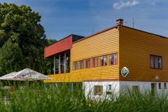 Tyršova veřejná plovárna na vás dýchne působivou atmosférou první republiky. V červenci oslaví devadesátiny
