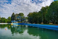 Tyršova veřejná plovárna na vás dýchne působivou atmosférou první republiky. V červenci oslaví devadesátiny