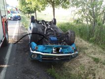 Auto skočilo v Seči v příkopu a na střeše, čtyři cestující utrpěli zranění