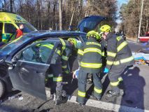 FOTO: Po střetu nákladního vozu s osobním hasiči museli řidiče vystříhat