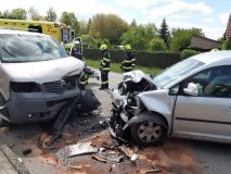 Dodávka se čelně střetla v Chocni s osobním autem. Hasiči vyprošťovali zraněného