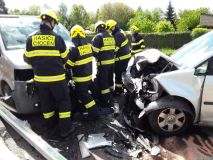 Dodávka se čelně střetla v Chocni s osobním autem. Hasiči vyprošťovali zraněného