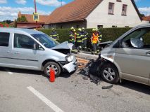 Dodávka se čelně střetla v Chocni s osobním autem. Hasiči vyprošťovali zraněného