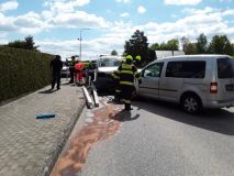 Dodávka se čelně střetla v Chocni s osobním autem. Hasiči vyprošťovali zraněného