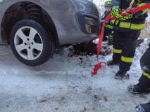 Auto sjelo v Hlásnici do příkopu