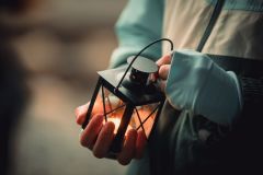 Lidé si v Pardubicích přišli s lucerničkami pro světlo z Betléma