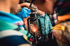 Lidé si v Pardubicích přišli s lucerničkami pro světlo z Betléma