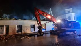 Na náročnou likvidaci požáru střechy objektu v Hlinsku bylo vysláno osm jednotek hasičů a těžká technika