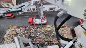 Na náročnou likvidaci požáru střechy objektu v Hlinsku bylo vysláno osm jednotek hasičů a těžká technika