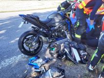 Zraněná motocyklistka po srážce motorek a požár lesního porostu. K těmto událostem o svátečním dnu vyjížděli hasiči