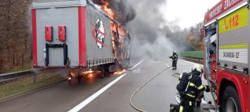 Provoz na dálnici D 11 zastavil požár kamionu. Jeho řidič byl duchapřítomný, tahač zachránil