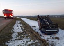 Auto na střeše v poli, i střet dvou vozů kvůli námraze. Na silnicích to klouže, buďte opatrní