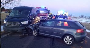 Auto na střeše v poli, i střet dvou vozů kvůli námraze. Na silnicích to klouže, buďte opatrní