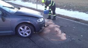 Auto na střeše v poli, i střet dvou vozů kvůli námraze. Na silnicích to klouže, buďte opatrní