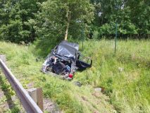 Auto vyjelo mimo  vozovku, převrátilo se přes střechu a poškodilo svodidla, dopravní značení i oplocení, řidič utrpěl zranění