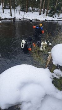 Obrazem: Hasiči se potápěli v ledové vodě v lomu Borek. V rámci celorepublikového specializačního kurzu. Podívejte se, jak to probíhalo