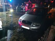Obrazem: Žena nezvládla řízení a vykoupala auto v požární nádrži