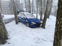 Nehoda u Rudoltic, vyproštění vozidla a pád stromu. Nečekaná sněhová nadílka zaměstnala dobrovolné hasiče