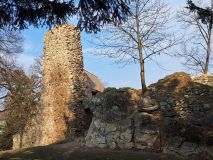 Prohlídky rytířského sálu, muzeum i krásné okolí uprostřed lesa. Díky nadšencům hrad Rabštejn vzkvétá