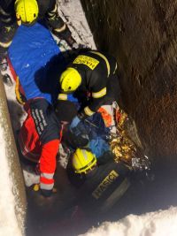 Muž spadl do tři metry hlubokého příkopu u pěchotního srubu, utrpěl zranění. Jeho záchrana byla obtížná
