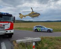 V Podhořanech u Ronova zasahoval vrtulník. Transportoval motorkářku do nemocnice od nehody s osobním autem