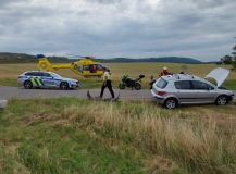 V Podhořanech u Ronova zasahoval vrtulník. Transportoval motorkářku do nemocnice od nehody s osobním autem