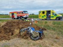 V Podhořanech u Ronova zasahoval vrtulník. Transportoval motorkářku do nemocnice od nehody s osobním autem