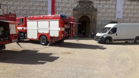 Na zámek Litomyšl bylo v pondělí povoláno šest jednotek hasičů