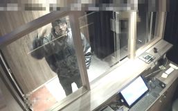 Pardubičtí kriminalisté hledají muže z fotografie