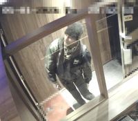 Pardubičtí kriminalisté hledají muže z fotografie