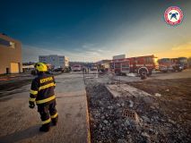 Velký požár v Pardubicích. Ze skladovací haly se oheň rozšířil i na administrativní budovu