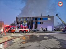 Velký požár v Pardubicích. Ze skladovací haly se oheň rozšířil i na administrativní budovu