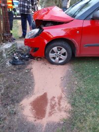 Nedělní odpoledne na silnících v kraji: Tři auta se střetla, vůz narazil do plotu a srážka automobilu s motocyklem