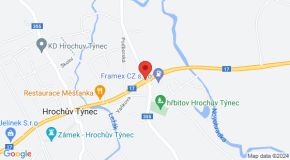Na silnici č. 17 v Hrochově Týnci havarovalo auto, došlo ke zranění, na silnici je překážka