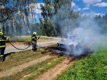 Požáry dvou aut, hořel živý plot, od kterého chytl i dřevník u domu, chytla stodola a nakonec hasiči likvidovali i požár v chatové oblasti