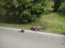 Cyklista se srazil s autem, vůz narazil do stromu, k oběma nehodám byl povolán vrtulník