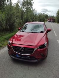 Cyklista se srazil s autem, vůz narazil do stromu, k oběma nehodám byl povolán vrtulník