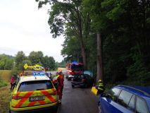 Cyklista se srazil s autem, vůz narazil do stromu, k oběma nehodám byl povolán vrtulník