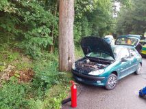 Cyklista se srazil s autem, vůz narazil do stromu, k oběma nehodám byl povolán vrtulník
