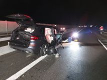 K vážné nehodě dvou aut došlo na dálnici u Dašic. Tři osoby utrpěly zranění, jednu z nich museli hasiči z vozu vyprošťovat