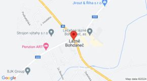Střet osobního vozidla s motocyklem v Lázních Bohdaneč si vyžádal zranění, na místě zasahují složky IZS