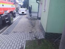 Auto vjelo v Dolní Černé ze silnice až na chodník a porazilo plot u domu
