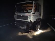 Osobní vůz srážka s kamionem doslova zmuchlala, jeho řidič utrpěl fatální zranění